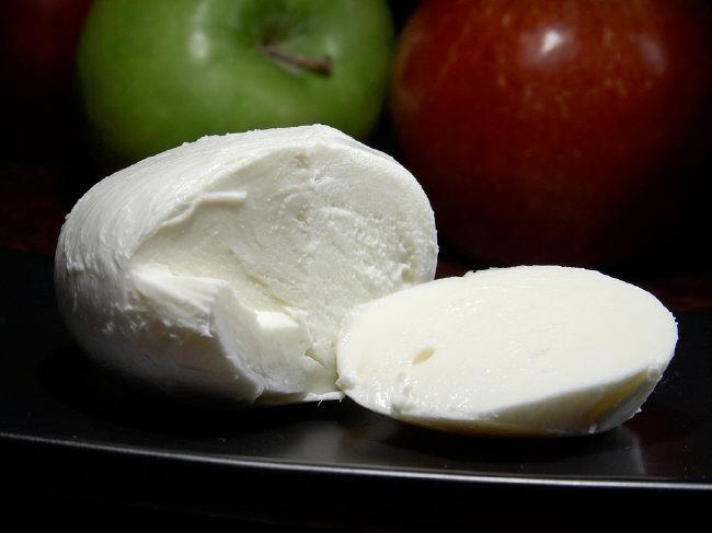 전통 모차렐라 치즈는 물소 우유로 제조한다. 