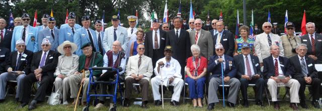 2012년 6월 워싱턴 한국전참전기념비에서 6·25 제62주년 행사를 한 후 미군 참전용사들과 함께한 최영진 전 주미대사와 필자.  필자 제공