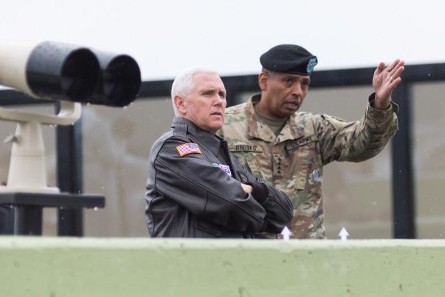 마이크 펜스 미국 부통령이 지난 4월 방한 중 비무장지대에서 빈센트 브룩스 한미연합사령관으로부터 브리핑을 받고 있다.  미 국방부 제공