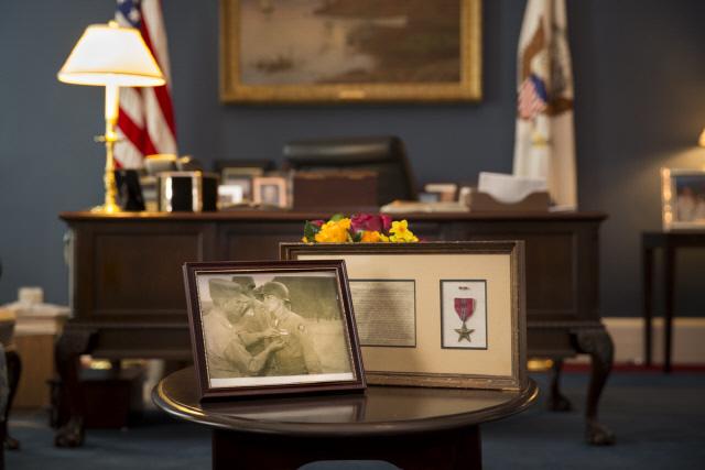 마이크 펜스 미국 부통령의 집무실에 있는 부친 에드워드 펜스 중위의 동성무공훈장과 훈장수여식 사진 액자.  백악관 제공