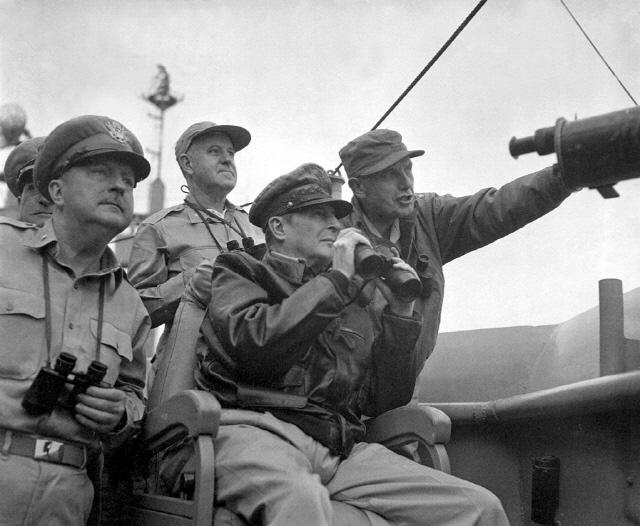 1950년 9월 15일 마운트 매킨리 함상에서 인천상륙작전을 지휘하는 맥아더 장군. 미 육군 제공