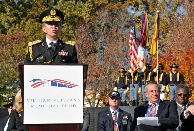 2012년 11월 워싱턴 베트남참전비에서 열린 재향군인의 날 행사에서 국군의 베트남전 참전과 한미동맹의 중요성을 강조하며 연설하는 필자.    
 필자 제공