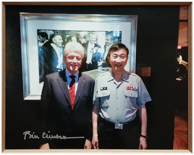 2013년 6월 10일 워싱턴에서 클린턴 전 대통령을 만나 환담 후 기념 촬영을 하는 필자. 클린턴 대통령 재임 중인 1995년 7월 워싱턴의 한국전참전기념비가 준공됐다. 필자 제공