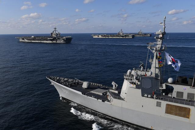 지난 11월 12일 우리 해군 함정과 미 항공모함이 동해에서 실시한 한미연합해상훈련. 해군 제공