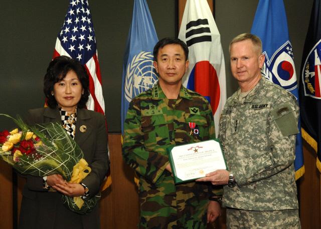 이서영 장군이 2006년 4월 연합사령관 벨(Bell) 대장으로부터 미국 동성훈장(Bronze Star Medal)을 받고 있다.       필자 제공