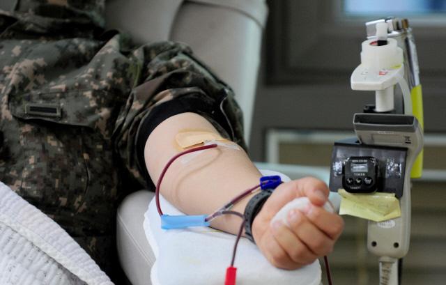 병사들의 헌혈은 그들의 피와 땀으로 맺어진 전우를 위한 생명존중의 실천이다. 사진은 육군 장병이 헌혈의 집에서 헌혈하고 있는 모습.  국방일보 DB 