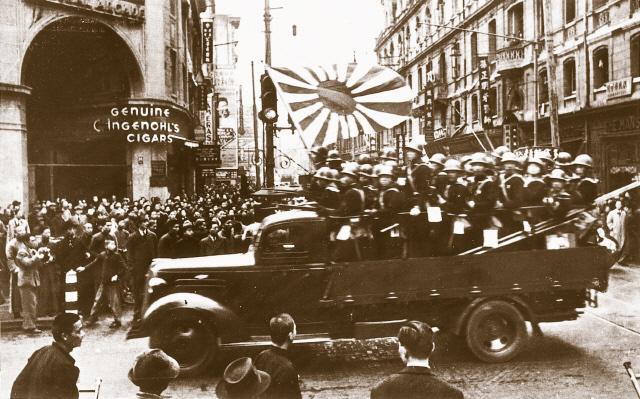일본군은 만주 점령에 이어 1932년 1월 중국 항일운동의 중심지이며 대한민국 임시정부가 있는 상하이를 침공했다. 이 시기 철기와 항일 중국군은 일본군과 싸우다 쫓겨 러시아로 탈출했다.