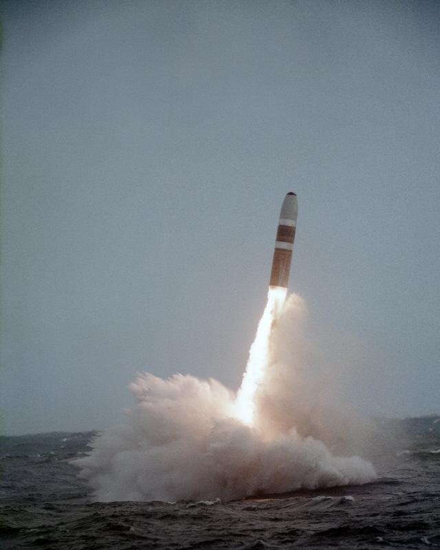 미 해군 잠수함에서 발사되고 있는 트라이던트 미사일.  위키미디어 제공