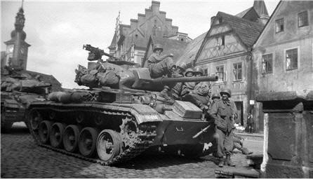 제2차 세계대전 당시 독일로 진격해 들어간 M24 ‘채피’.