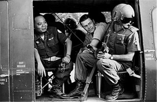 하우즈 보고서 표지(왼쪽 ). 베트남에서 헬기를 타고 시찰 중인 맥나마라 장관.  필자 제공