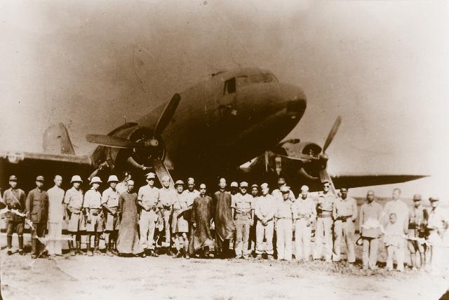 광복군의 국내 정진대와 미군 OSS 일행이 여의도 비행장을 떠나 상해로 가던 중 불시착한 산동성 유현 비행장에서 기념사진을 찍는 모습. 
