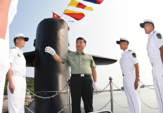 시진핑 중국 국가주석이 최신형 093B 상(商)급 핵잠수함에서 승조원들을 격려하고 있다.    연합뉴스