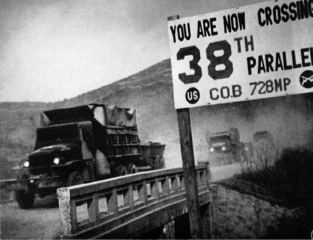 1950년 38선을 넘어 진격하는 미군과 한국군.