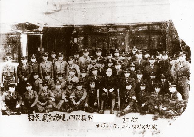 이범석 국무총리 겸 국방부 장관이 일선을 방문해 젊은 군 간부들과 기념사진을 찍은 모습. 