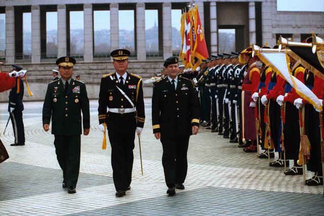 1998년 11월 16일 김진호(왼쪽) 합참의장과 머리스 바리 캐나다 국방총장이 전쟁기념관 광장에서 국방부 의장대를 사열하고 있다.