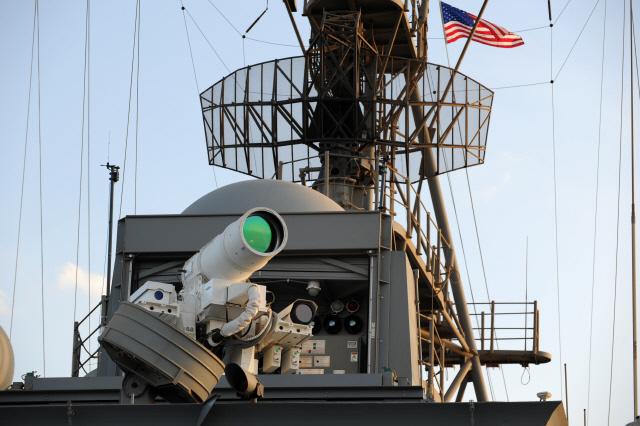 미 해군 상륙 수송함 USS 폰스에 배치된 레이저무기체계(LaWS).  연합뉴스