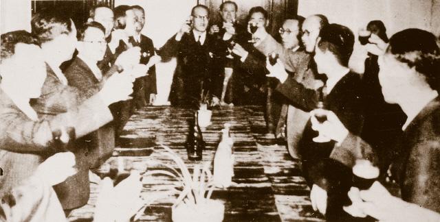 1948년 12월 유엔총회에서 대한민국이 유일 합법정부로 승인받자, 축배를 드는 국무총리 겸 국방장관인 철기와 국무위원들.  필자 제공