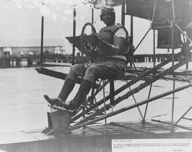 1915년(추정) 수상착륙기 조종석의 앨프리드 커닝햄. 
