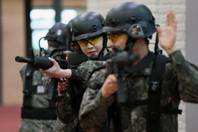 ‘헌병 종합실습장’에서 모의전투훈련 중인 이연화 홍보위원. 한재호 기자 