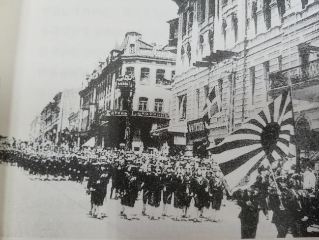블라디보스토크 시가지를 행진하는 포조파견군. 이들은 1920년 불령선인 초토화를 명분으로 북만주로 침략한 부대 중 일부다.