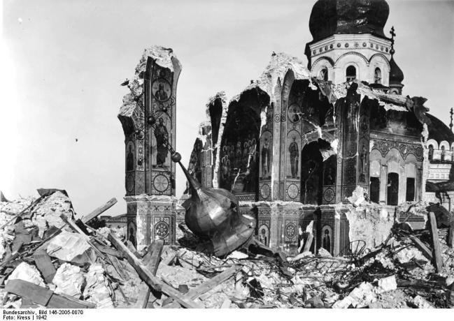 독소전쟁 중인 1941년 11월 3일 독일군이 폭파한 수도원의 우스펜스키 대성당. 
 사진=www.ranker.com