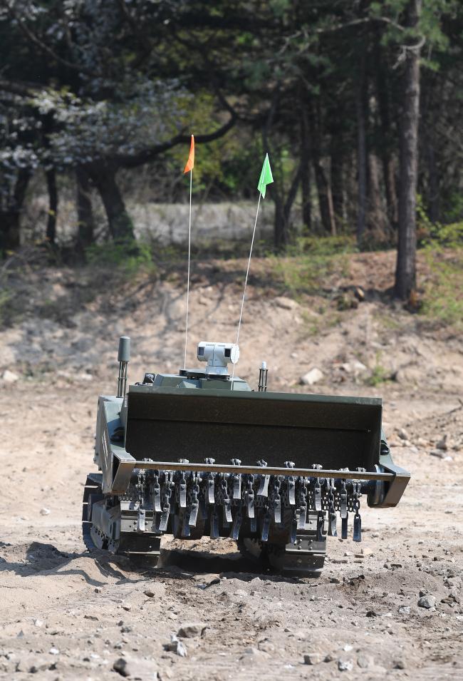 병사들의 임무를 대신 수행하는 국방로봇은 이미 여러 분야에서 활용되고 있다. 특히 위험한 임무에 투입되는 국방로봇의 경우 인명피해는 없애고 효율은 극대화할 수 있다는 장점을 갖고 있다. 사진은 지난 4월 육군지상작전사령부 특수기동지원여단이 실시한 무인지뢰제거 장비 시험 모습.  조용학 기자