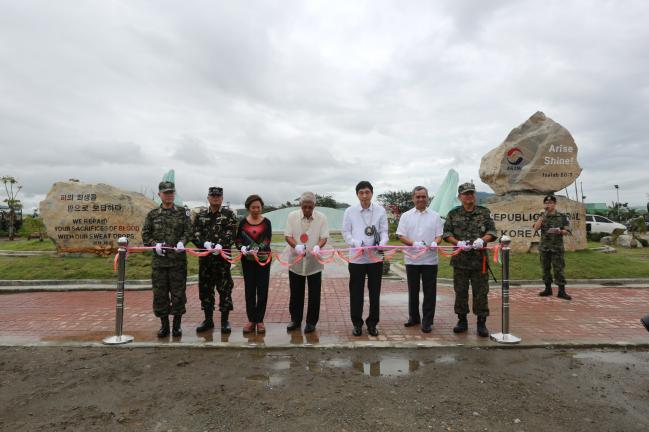 아라우부대 철수를 앞둔 2014년 12월 16일 필리핀 타클로반 한국군 파병 기념공원에서 볼테어 가즈민(가운데) 당시 필리핀 국방부 장관을 비롯한 양국 군 및 지역 정부 관계자들이 제막식을 하고 있다. 행사는 부대 임무 종료식의 하나로 진행됐다.  국방일보 DB