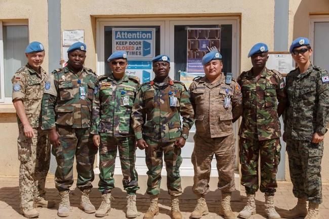 2015년부터 1년간 유엔 수단다푸르임무단 작전처 참모장교로 활약한 정준성(맨 오른쪽) 소령과 근무 당시 동료들.  사진 제공=정준성 소령