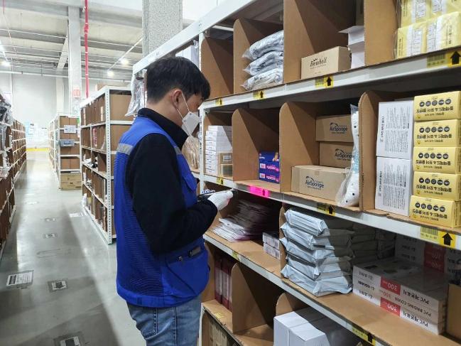 쿠팡 김해2물류센터에서 현장관리자로 근무하는 김준호 씨가 물류센터에 입고된 물품을 확인하고 있다. 쿠팡 제공 
