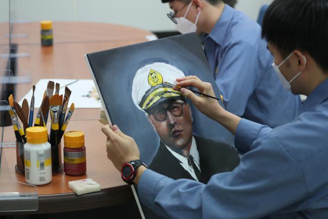 해군교육사 한준희 상병이 미술동아리 ‘네이비 브러쉬’ 활동 중 손원일 제독 초상화를 그리고 있다.  조종원 기자